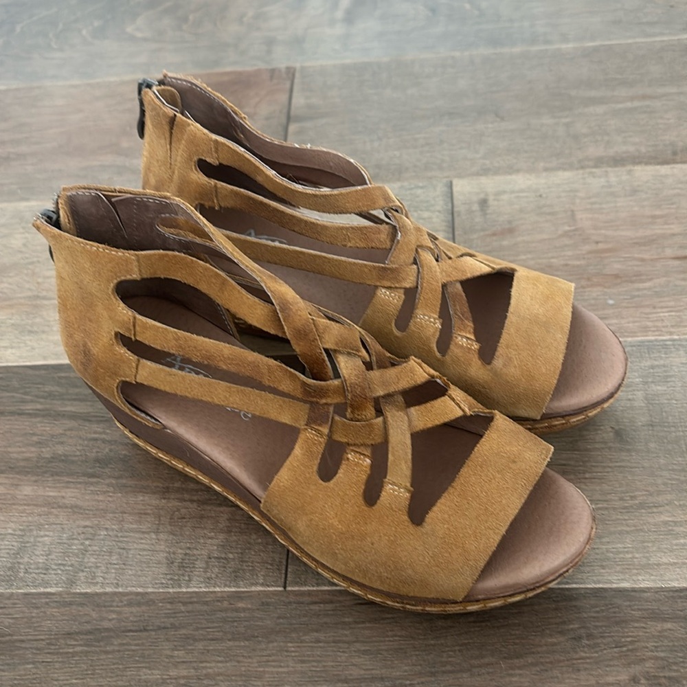 Antelope Tan Criss Cross Wedges D15 38